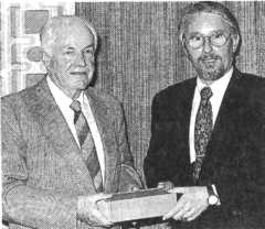 Werner Vhringer (rechts) nimmt von Paul Schweitzer die Sammlung historischer Aufnahmen entgegen. (Foto: Archiv GHV)