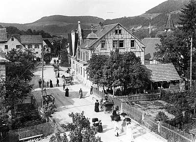 1903 pulsierte das Leben auf der Strae vor dem neu gebauten Gasthof Krone in Oberhausen (Foto: privat)