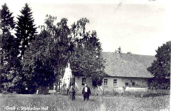Jakob Reiff mit seiner Frau Judithe (geb. Betz) vor dem Anwesen Anfang der Dreiiger Jahre. (Foto: Archiv GHV)