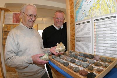 Gerhard Weischuh (links) mit Funden in der Hand. Der interessierte Beobachter ist Gnther Frick.   Reutlinger General-Anzeiger, Burgstrae 1-7, 72764 Reutlingen (FOTO: REISNER)