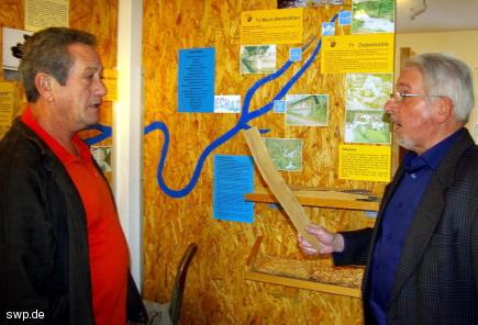 Werner Vhringer und Vereinsmitglied Helmut Munz mit einem Produkt aus der Echaz-Wasserkraft. Fotos: Jrgen Herdin 