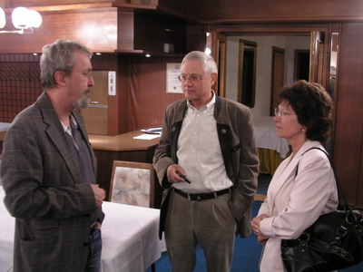 Journalist Raimund Vollmer (links) im Gespräch mit Werner Eißler und Helga Stooß (Foto: Archiv GHV 2007)
