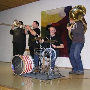 Musik in halsbrecherischem Affentempo serviert: Dirty Little Gillenbach Street Band (Foto: Archiv GHV) 