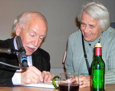 Emeritus Hermann Bausinger und eine seiner Leserinnen in Lichtenstein. FOTO: KARIN LOBER